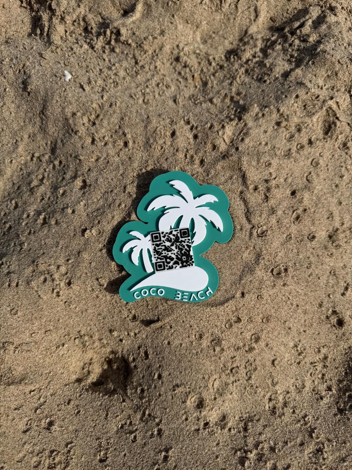 Carta QR de Coco Beach sobre la arena de la playa