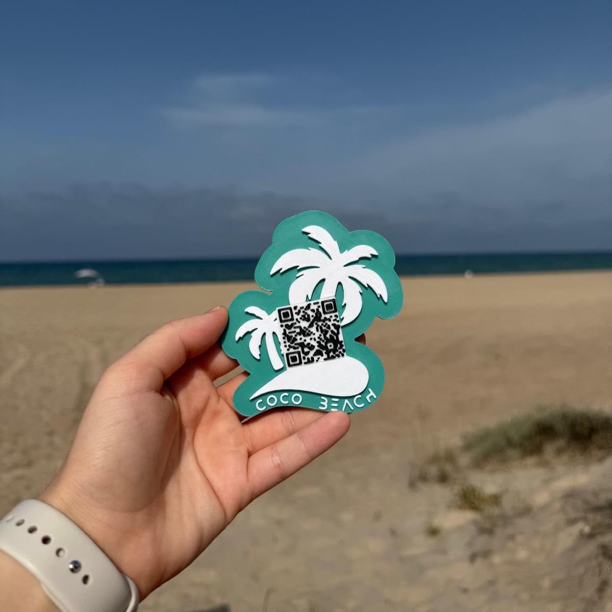 Carta QR de Coco Beach recortada con la silueta de una palmera