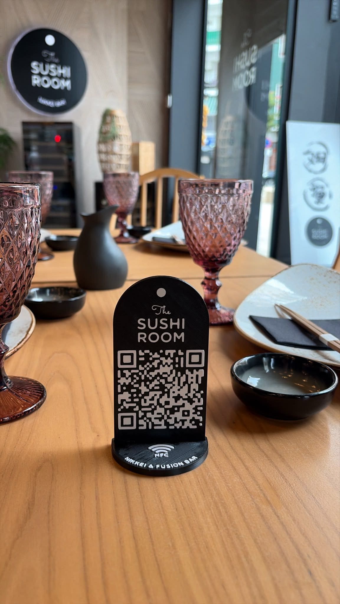 Carta QR con NFC personalizada sobre la mesa de un restaurante