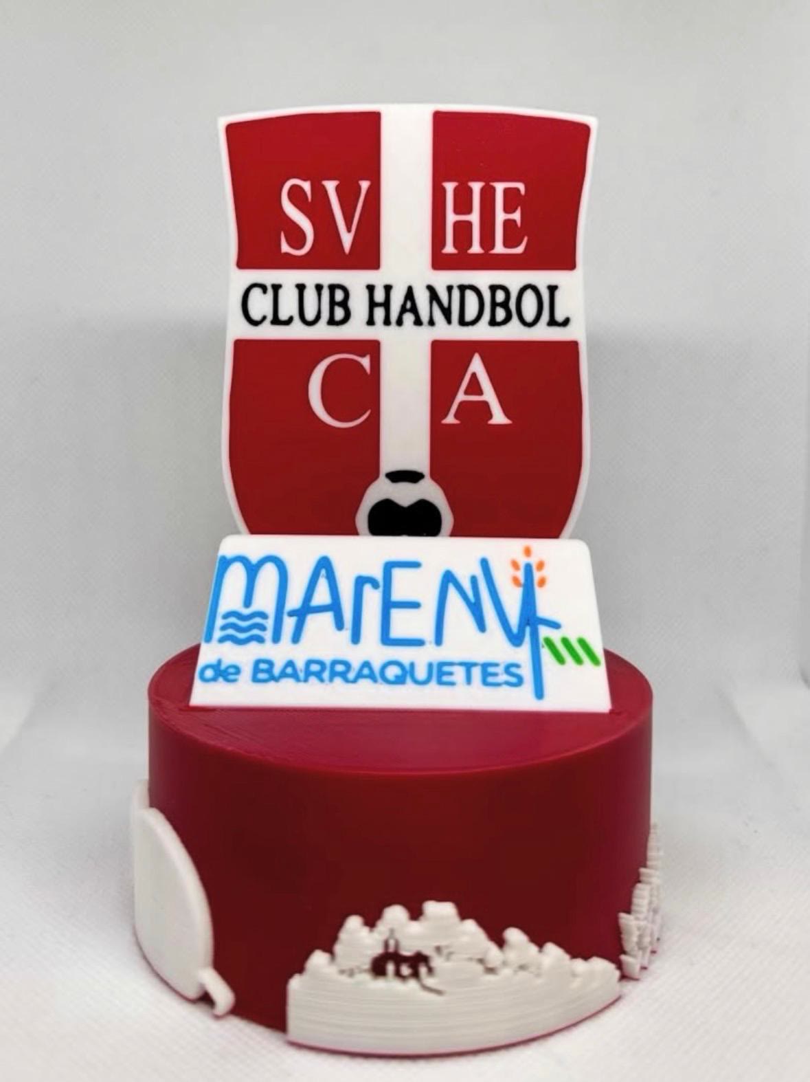 Trofeo con el escudo del SVHE Club Handbol del Mareny de Barraquetes
