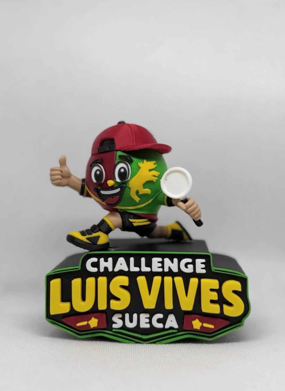 Trofeo con la mascota del Challenge Luis Vives de Sueca