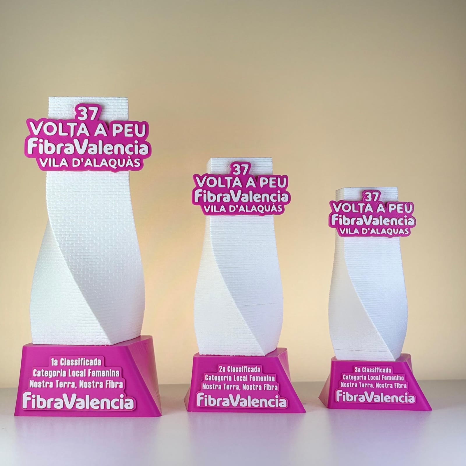 Producción en serie de trofeos personalizados en tres tamaños
